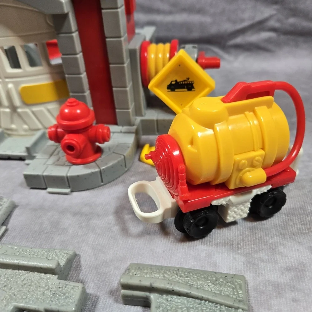 Geotrax Fast Response Rescue Co. Firetruck Wagon‎ Tanker Street Sign Tracks
